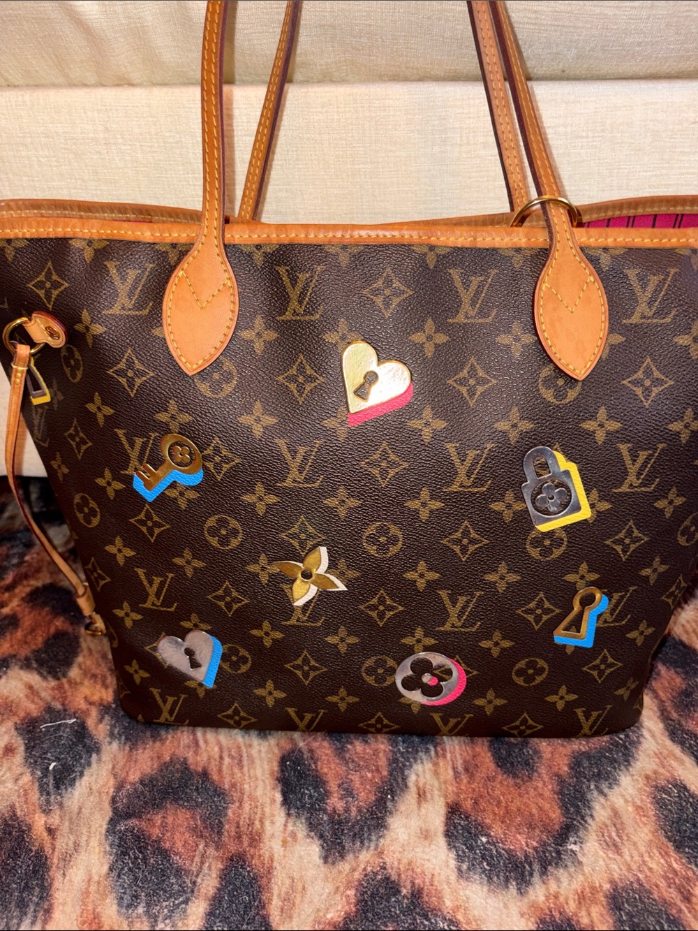 AUTH Louis Vuitton Love Lock Neverfull MM and new insert/Hot pink - Picture 2 of 14